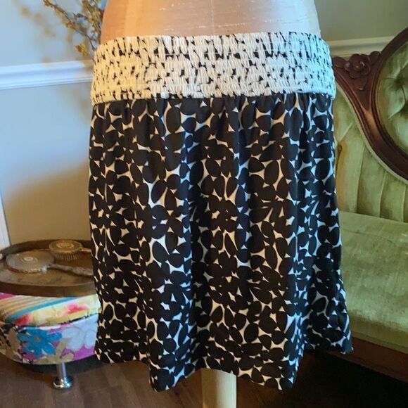 New York & Co., black & white printed skirt with pockets. Women’s M. - Picture 4 of 5